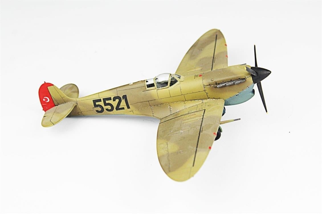QD114 1/48 Spitfire Mk.V Sergilemeye Hazır Plastik Uçak Modeli