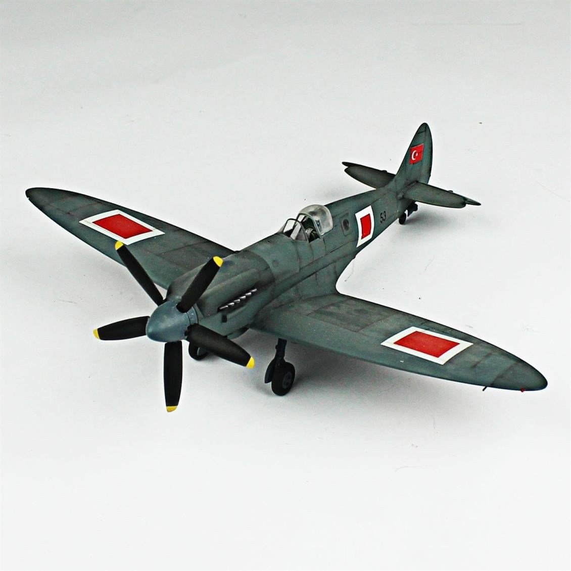QD115 1/48 Spitfire Pru Sergilemeye Hazır Plastik Uçak Modeli