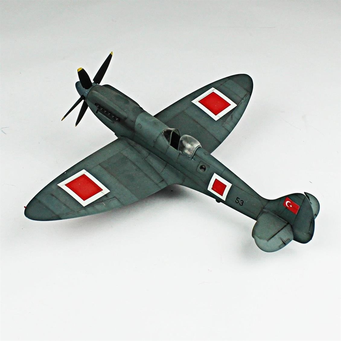 QD115 1/48 Spitfire Pru Sergilemeye Hazır Plastik Uçak Modeli