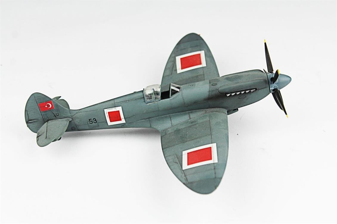 QD115 1/48 Spitfire Pru Sergilemeye Hazır Plastik Uçak Modeli
