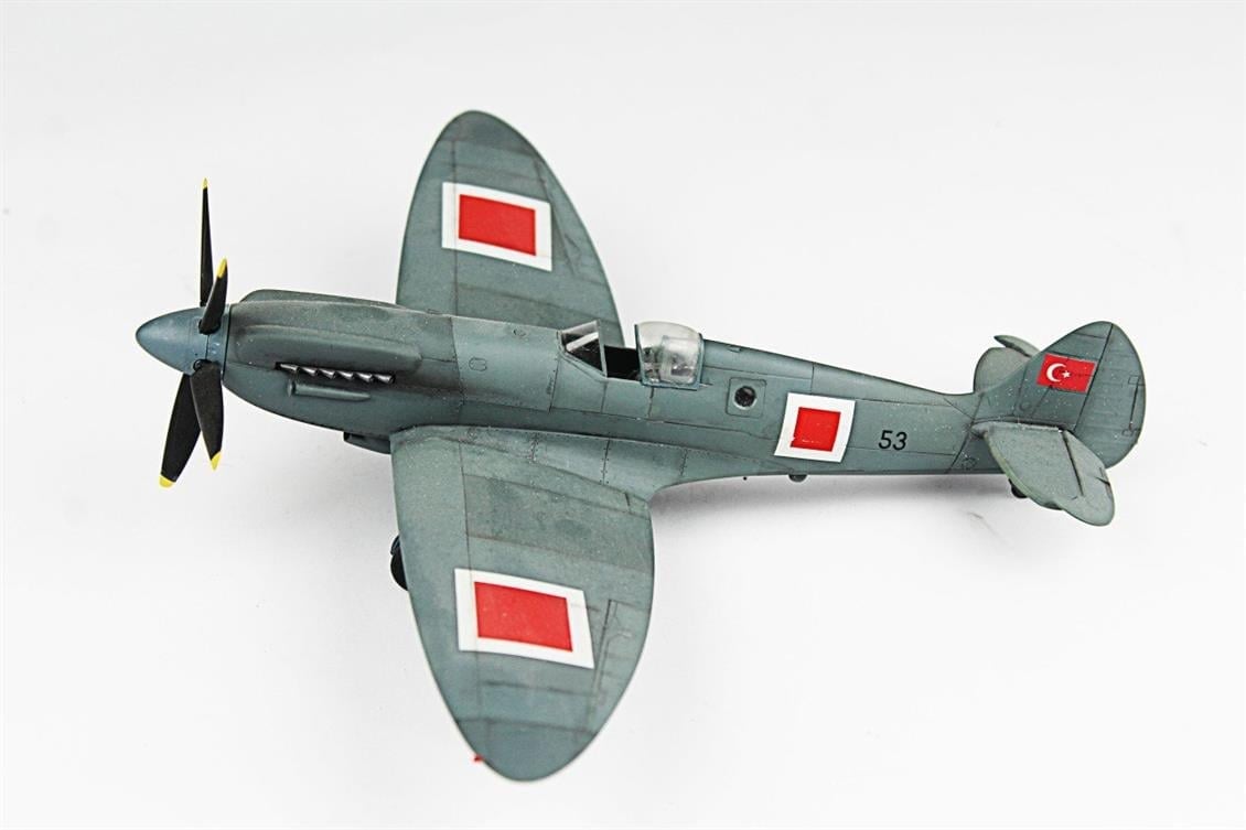 QD115 1/48 Spitfire Pru Sergilemeye Hazır Plastik Uçak Modeli