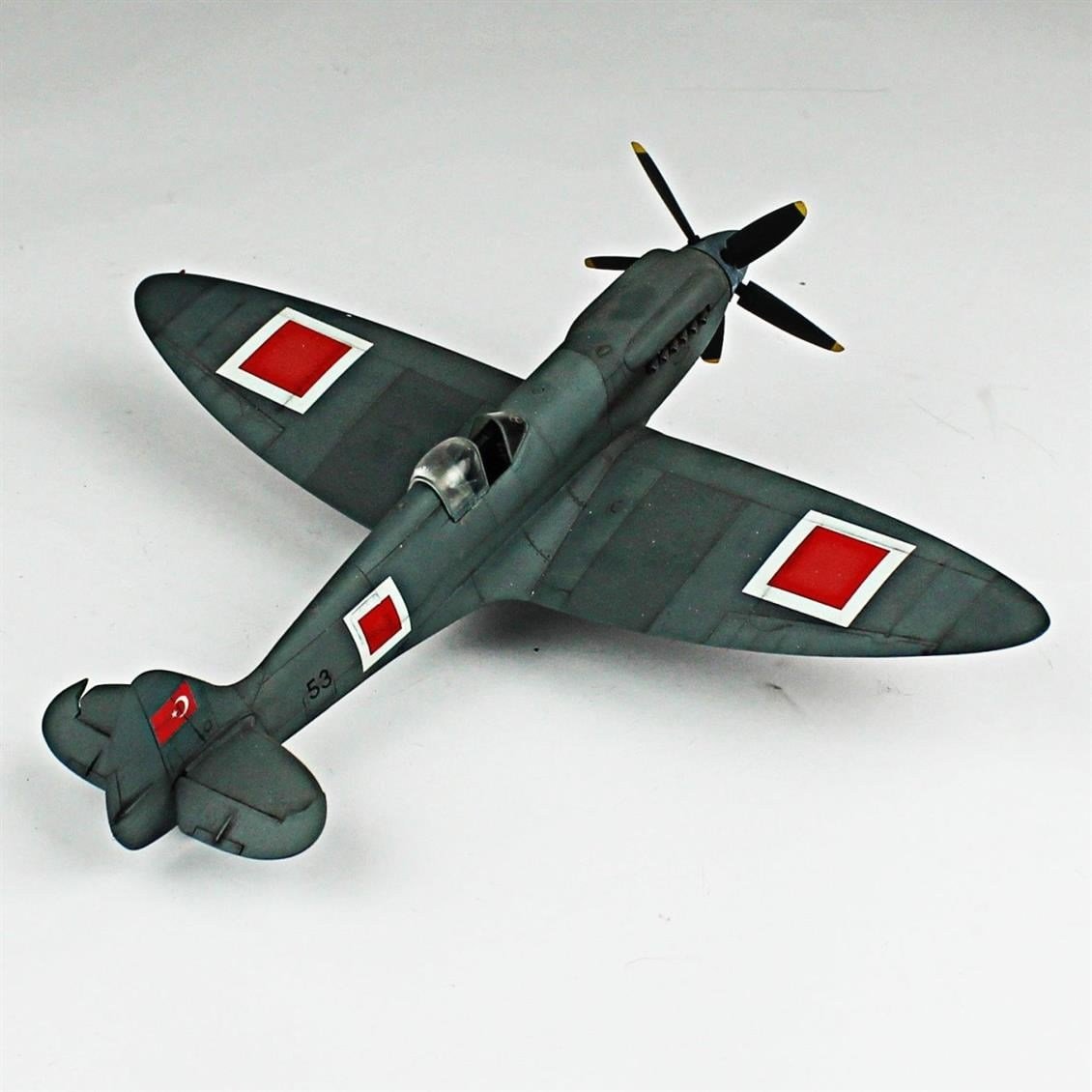 QD115 1/48 Spitfire Pru Sergilemeye Hazır Plastik Uçak Modeli