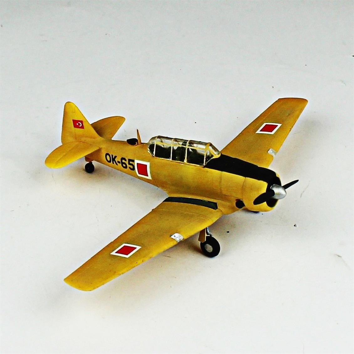 QD121 1/72 T-6E Texan Sergilemeye Hazır Plastik Uçak Modeli