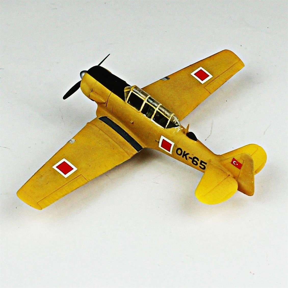 QD121 1/72 T-6E Texan Sergilemeye Hazır Plastik Uçak Modeli