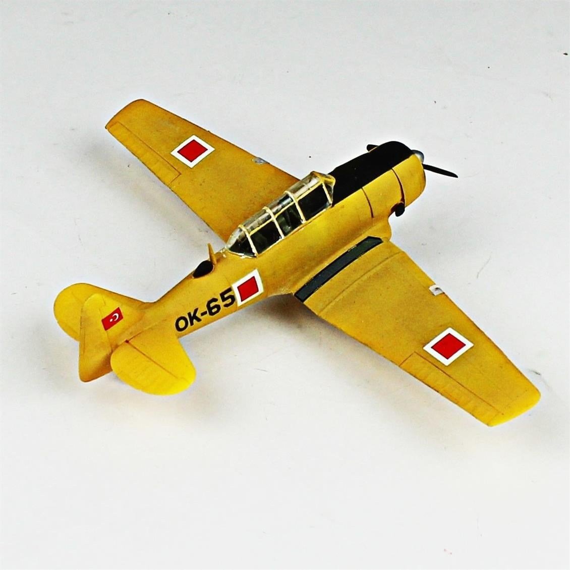 QD121 1/72 T-6E Texan Sergilemeye Hazır Plastik Uçak Modeli