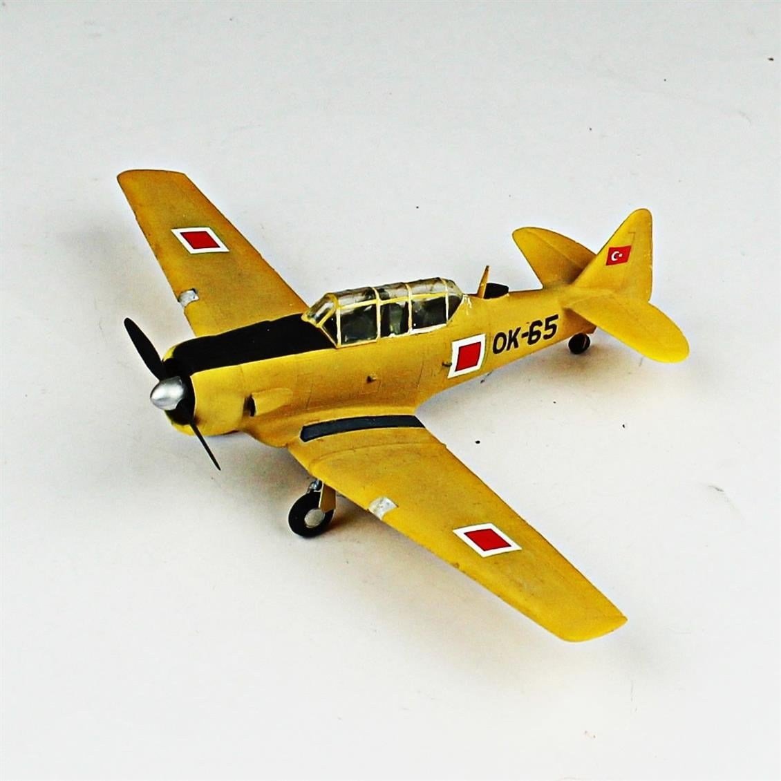 QD121 1/72 T-6E Texan Sergilemeye Hazır Plastik Uçak Modeli