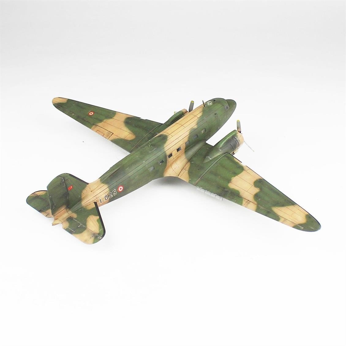 QD122 1/72 C-47A Dakota Sergilemeye Hazır Plastik Uçak Modeli