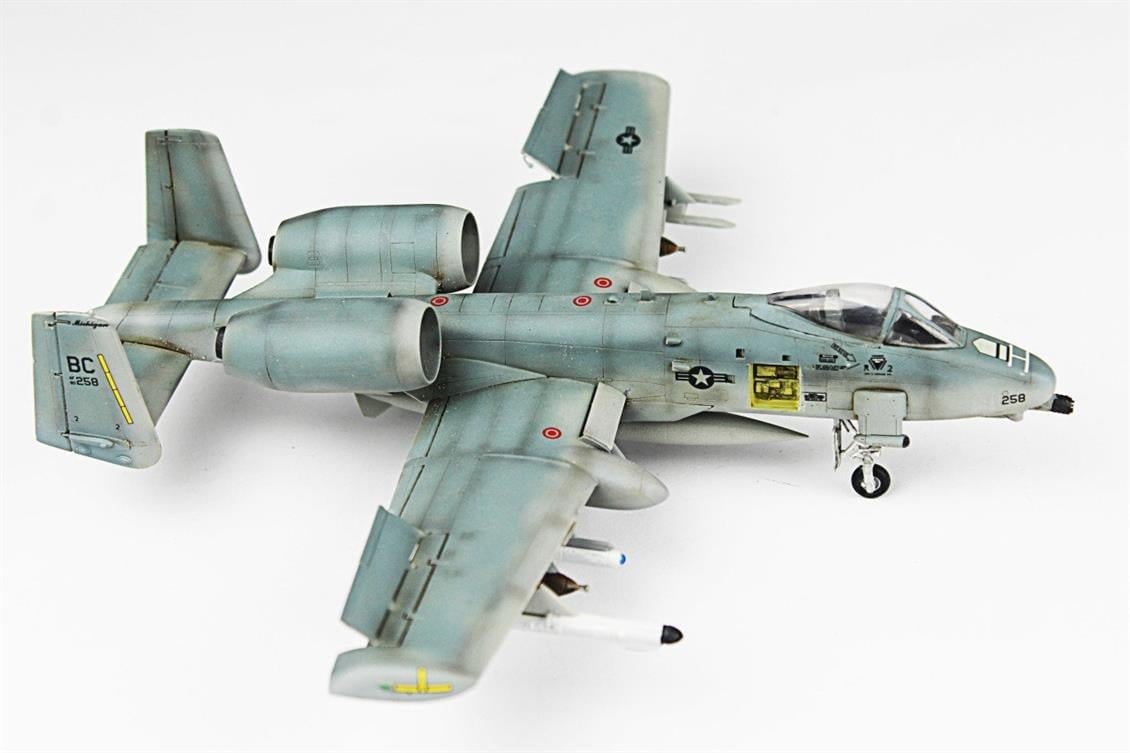 QD127 1/72 A-10A Thunderbolt II Sergilemeye Hazır Plastik Uçak Modeli