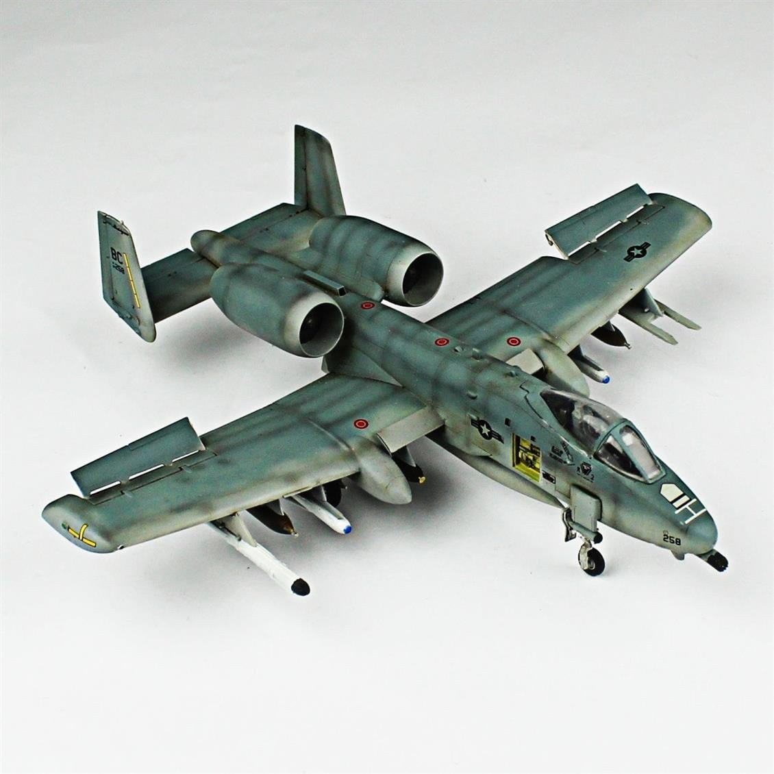QD127 1/72 A-10A Thunderbolt II Sergilemeye Hazır Plastik Uçak Modeli