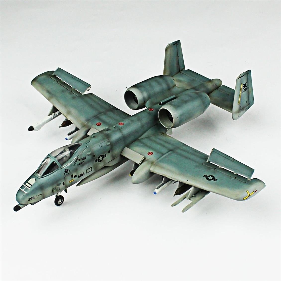 QD127 1/72 A-10A Thunderbolt II Sergilemeye Hazır Plastik Uçak Modeli