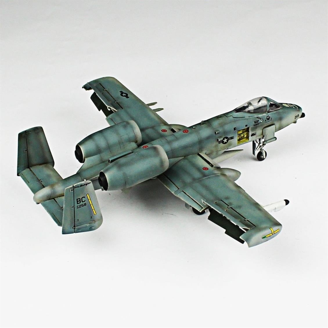QD127 1/72 A-10A Thunderbolt II Sergilemeye Hazır Plastik Uçak Modeli