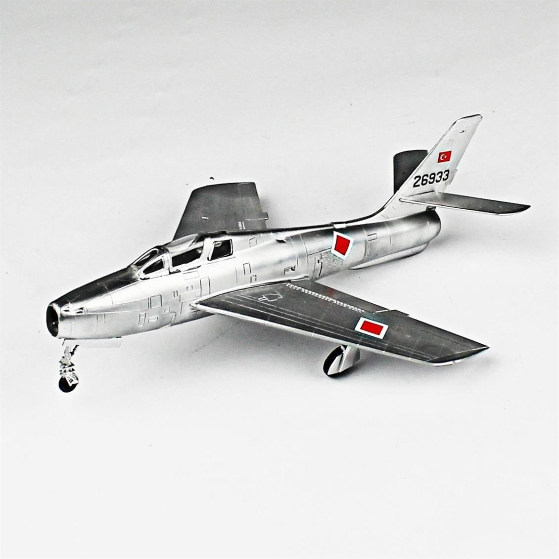 QD128 1/72 F-84F Thunderstreak Sergilemeye Hazır Plastik Uçak Modeli