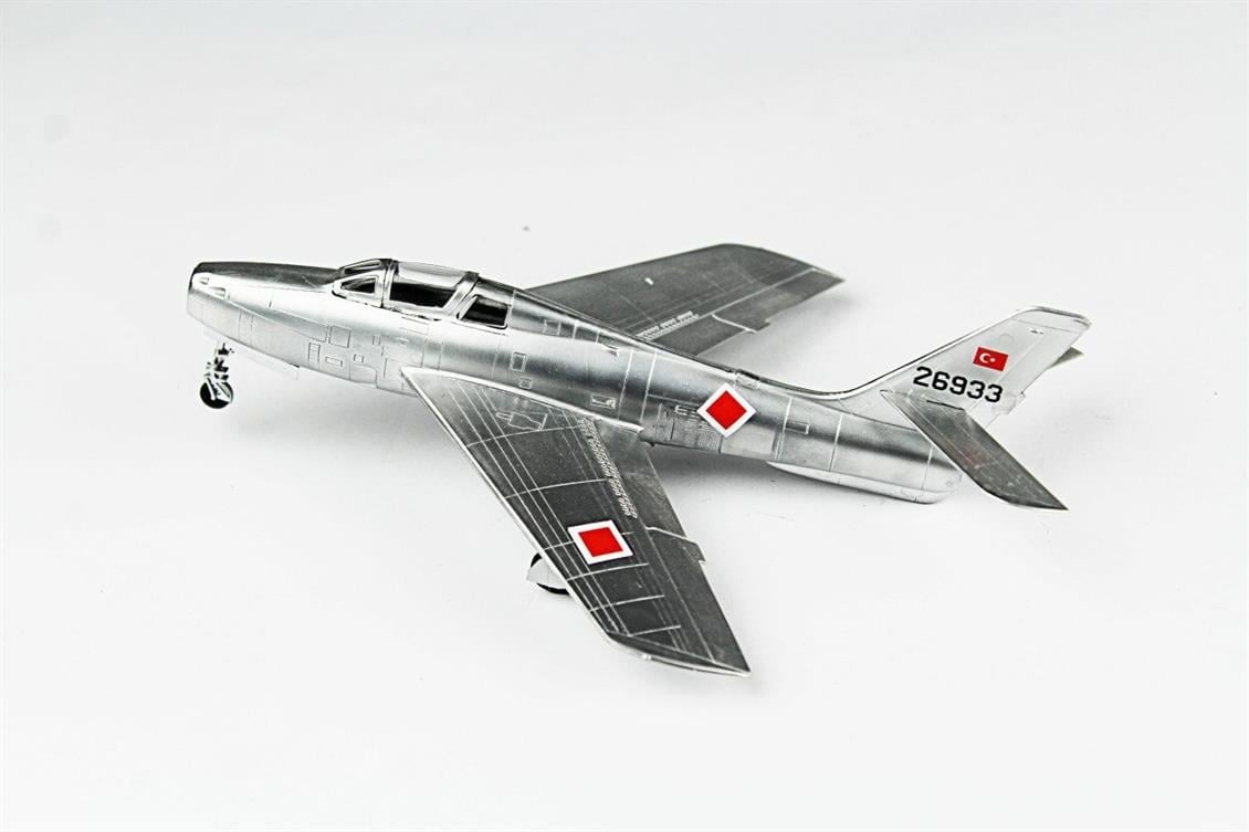 QD128 1/72 F-84F Thunderstreak Sergilemeye Hazır Plastik Uçak Modeli