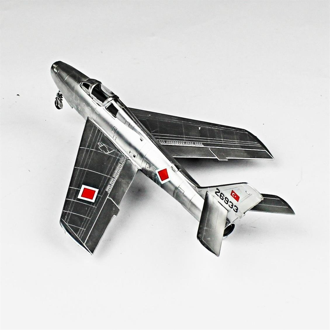QD128 1/72 F-84F Thunderstreak Sergilemeye Hazır Plastik Uçak Modeli