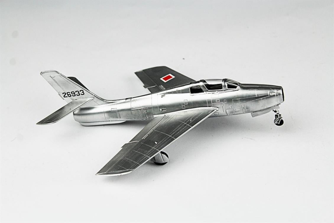 QD128 1/72 F-84F Thunderstreak Sergilemeye Hazır Plastik Uçak Modeli