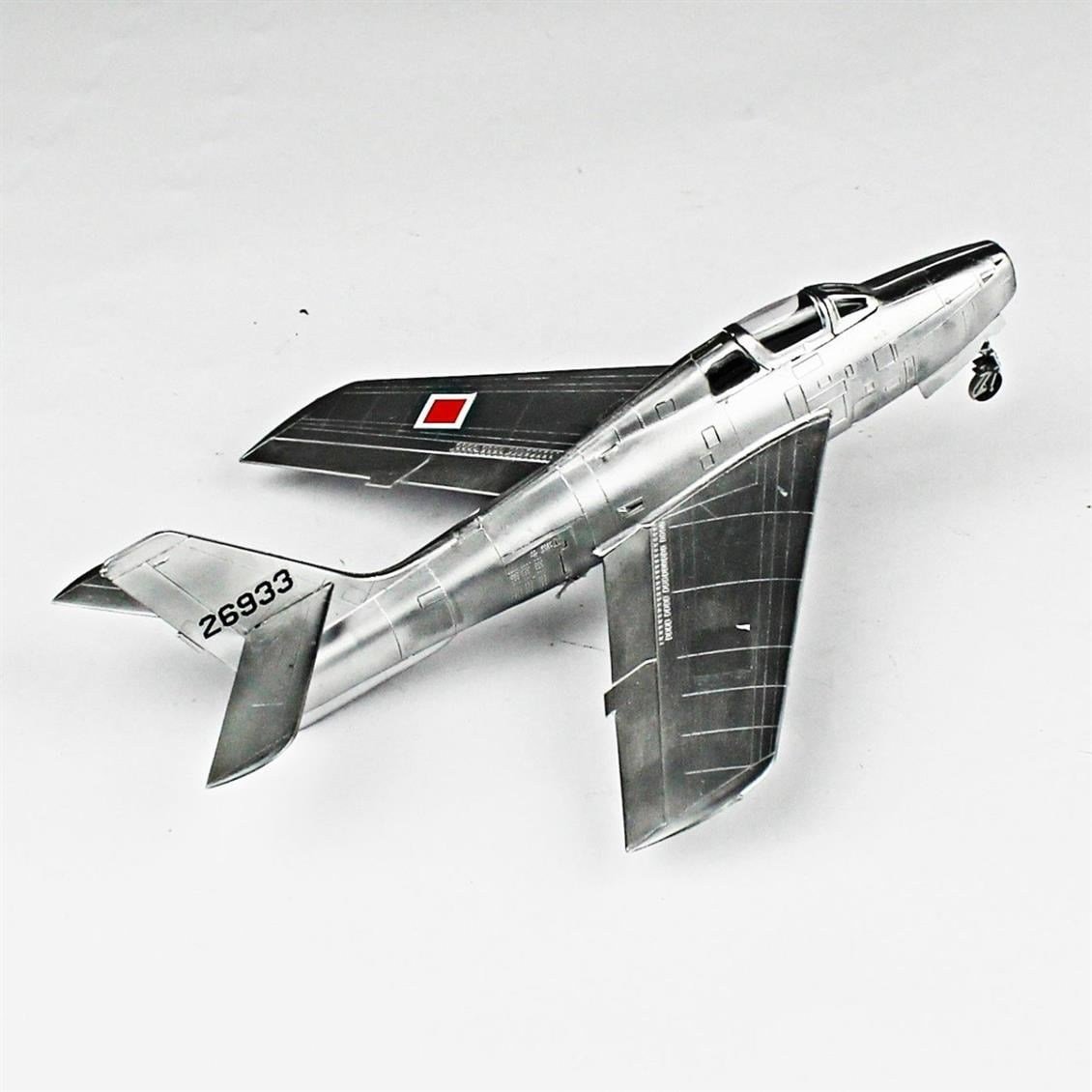 QD128 1/72 F-84F Thunderstreak Sergilemeye Hazır Plastik Uçak Modeli