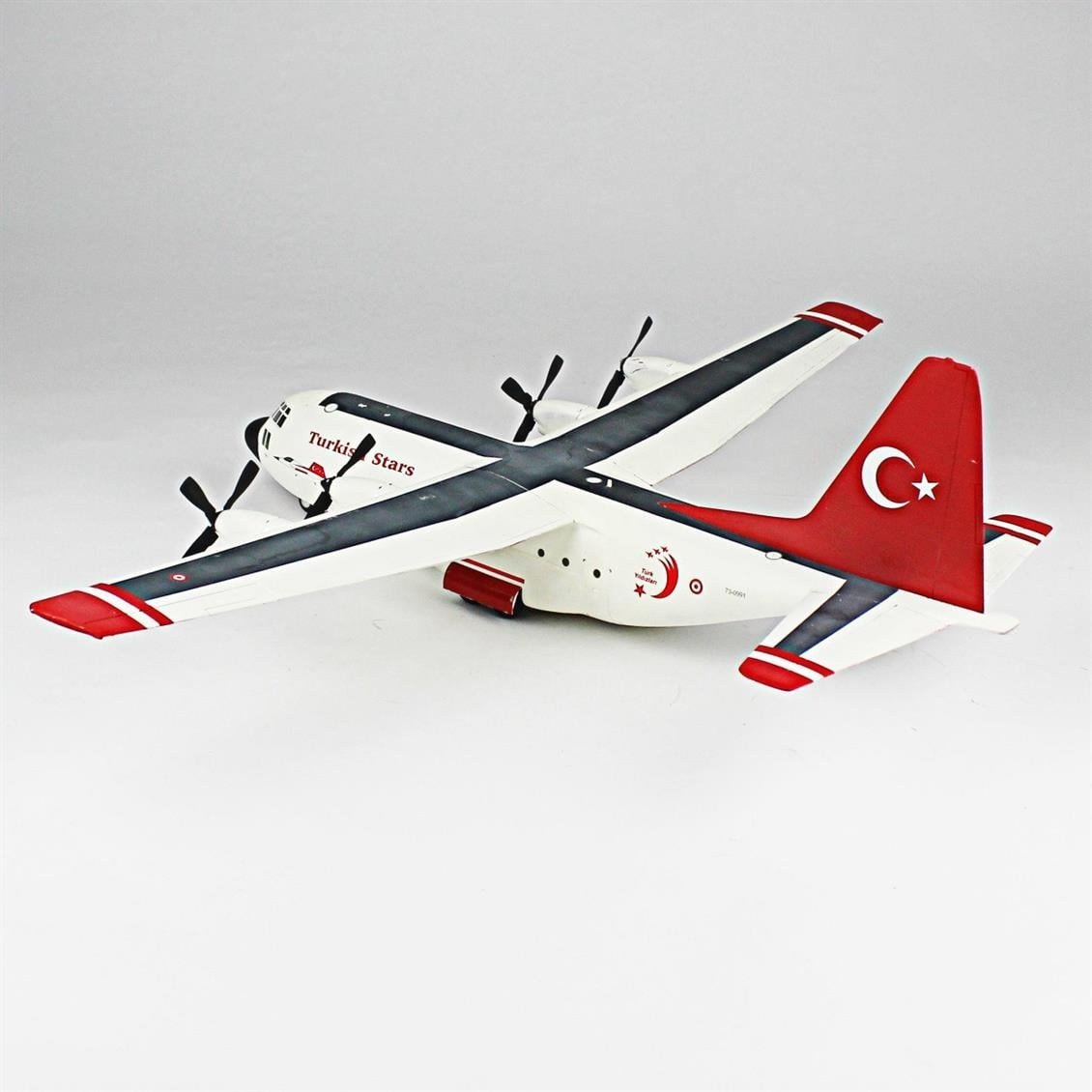 QD138 1/144 C-130 E Hercules Sergilemeye Hazır Plastik Uçak Modeli