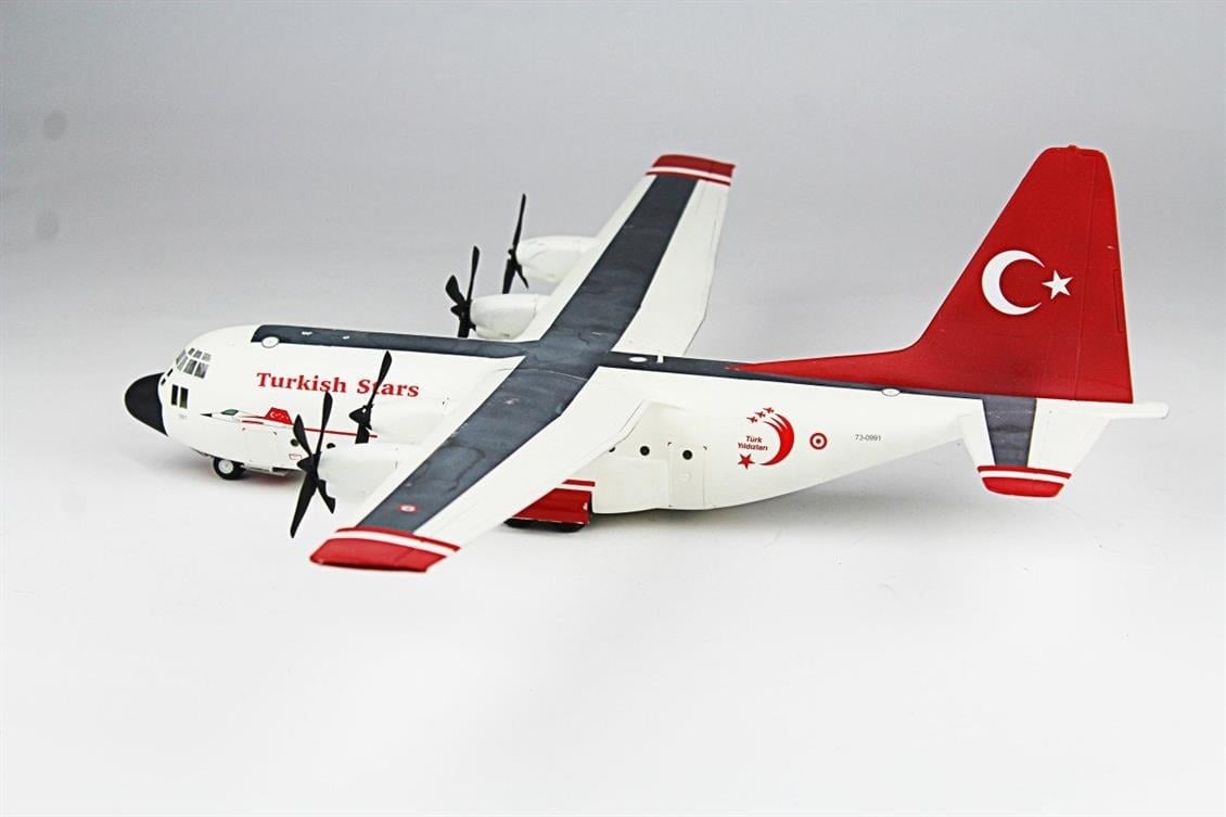QD138 1/144 C-130 E Hercules Sergilemeye Hazır Plastik Uçak Modeli