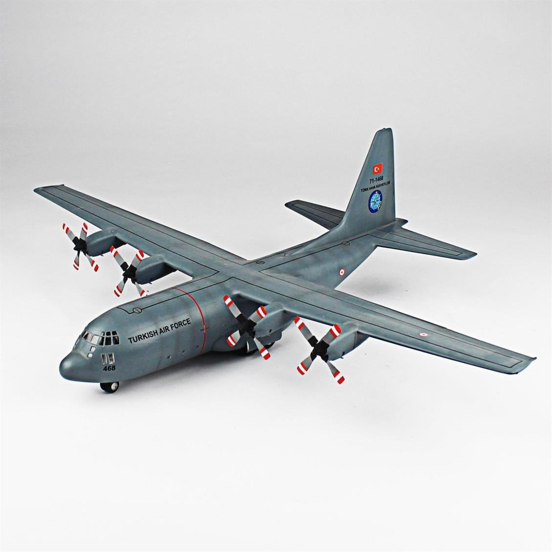 QD140 1/144 C-130 B Hercules Sergilemeye Hazır Plastik Uçak Modeli