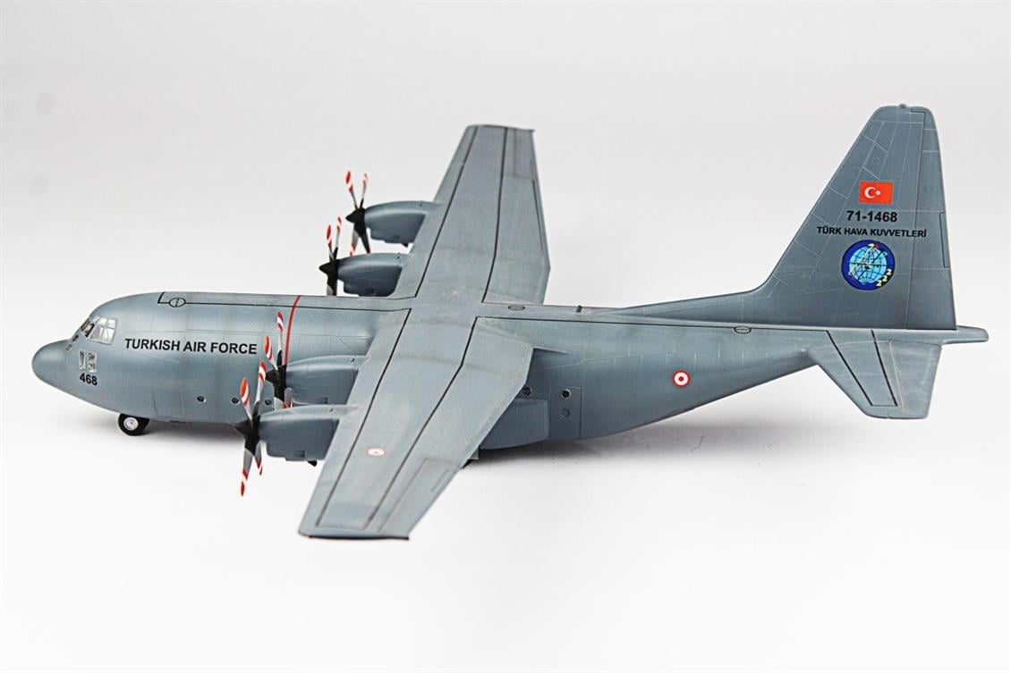 QD140 1/144 C-130 B Hercules Sergilemeye Hazır Plastik Uçak Modeli