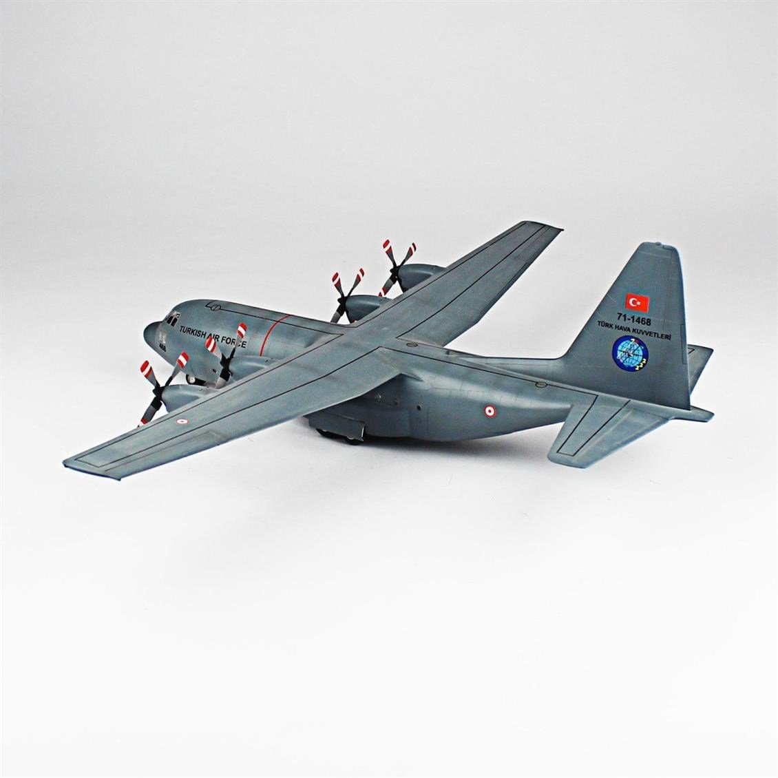 QD140 1/144 C-130 B Hercules Sergilemeye Hazır Plastik Uçak Modeli