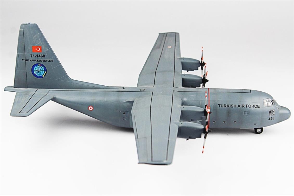 QD140 1/144 C-130 B Hercules Sergilemeye Hazır Plastik Uçak Modeli