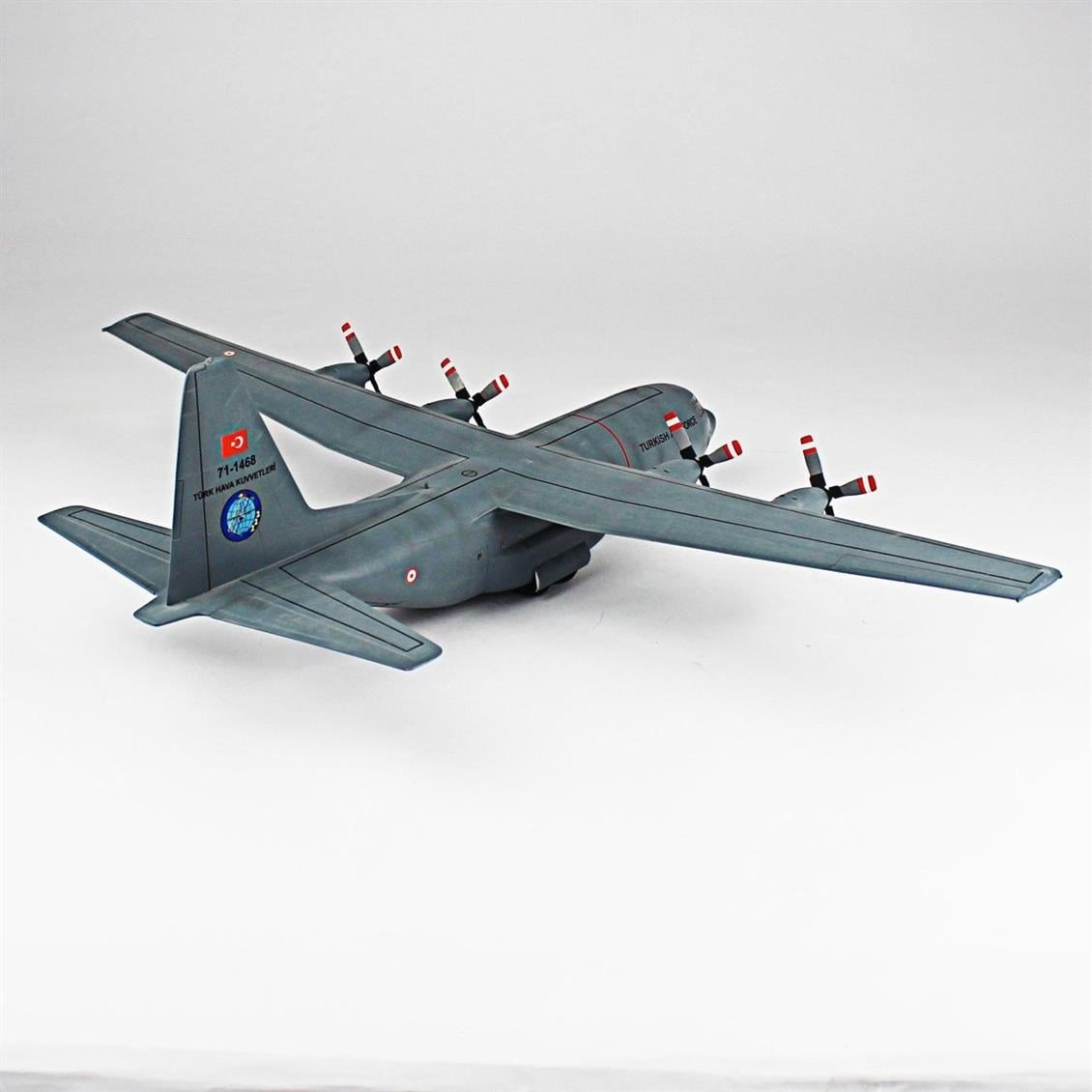 QD140 1/144 C-130 B Hercules Sergilemeye Hazır Plastik Uçak Modeli