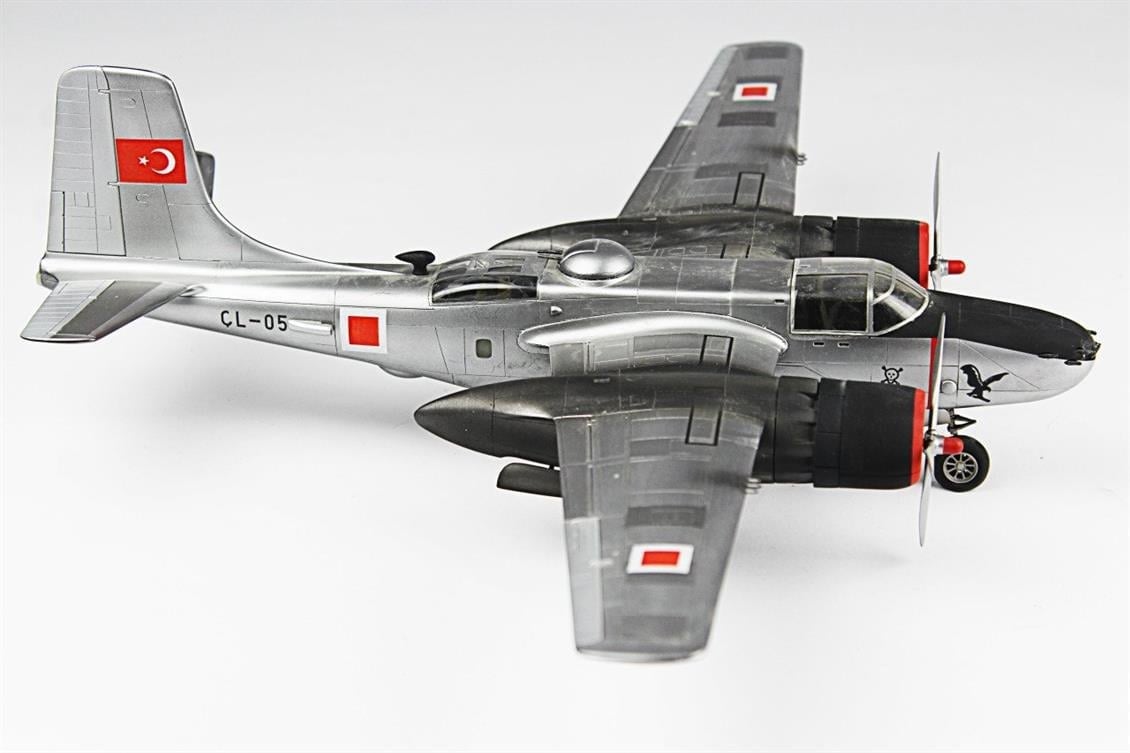 QD141 1/48 A-26B Invader Sergilemeye Hazır Plastik Uçak Modeli