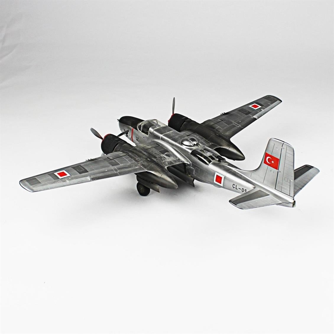 QD141 1/48 A-26B Invader Sergilemeye Hazır Plastik Uçak Modeli