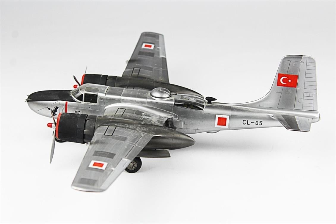 QD141 1/48 A-26B Invader Sergilemeye Hazır Plastik Uçak Modeli