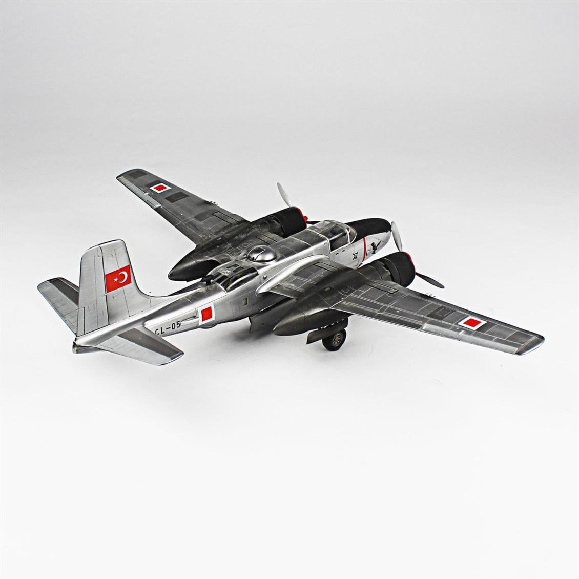 QD141 1/48 A-26B Invader Sergilemeye Hazır Plastik Uçak Modeli
