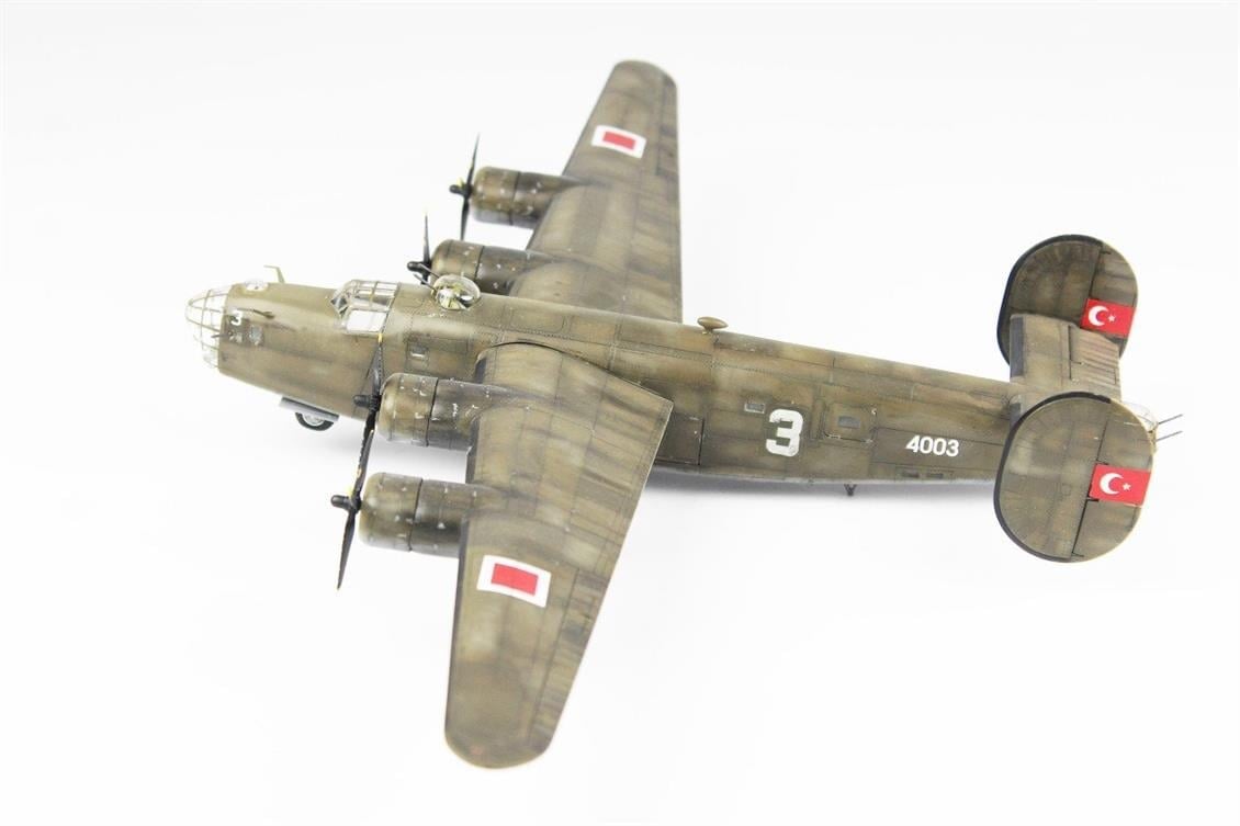 QD142 1/72 B-24D Liberator Sergilemeye Hazır Plastik Uçak Modeli