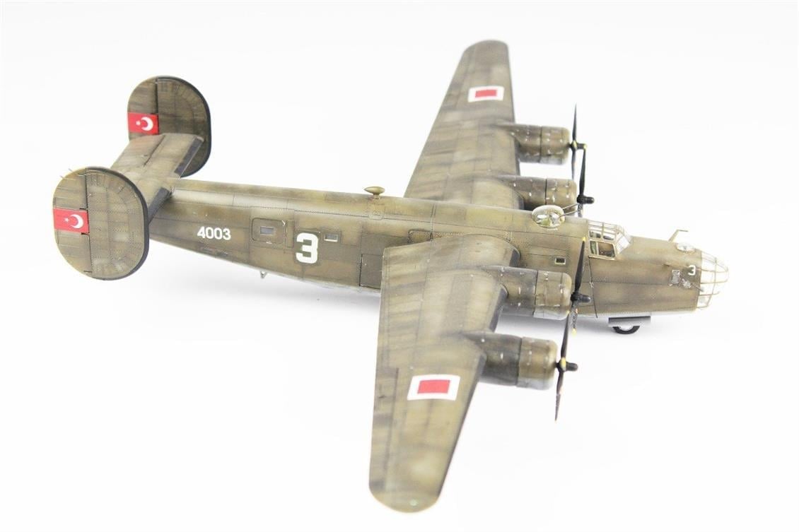 QD142 1/72 B-24D Liberator Sergilemeye Hazır Plastik Uçak Modeli