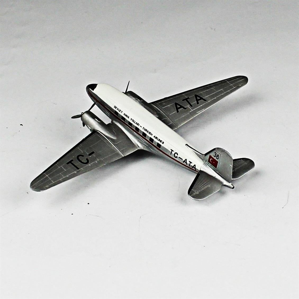 QD143 1/144 DC-3 Sergilemeye Hazır Plastik Uçak Modeli
