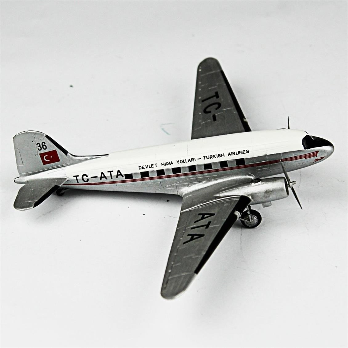 QD143 1/144 DC-3 Sergilemeye Hazır Plastik Uçak Modeli