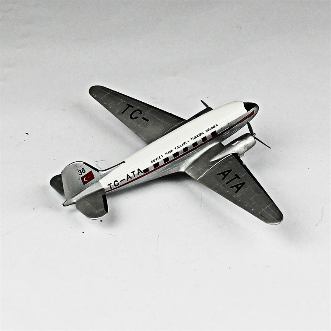 QD143 1/144 DC-3 Sergilemeye Hazır Plastik Uçak Modeli