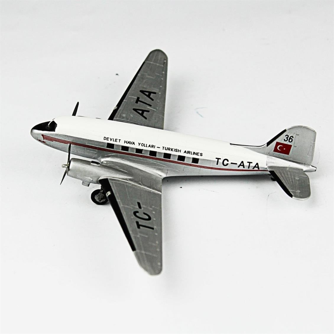 QD143 1/144 DC-3 Sergilemeye Hazır Plastik Uçak Modeli