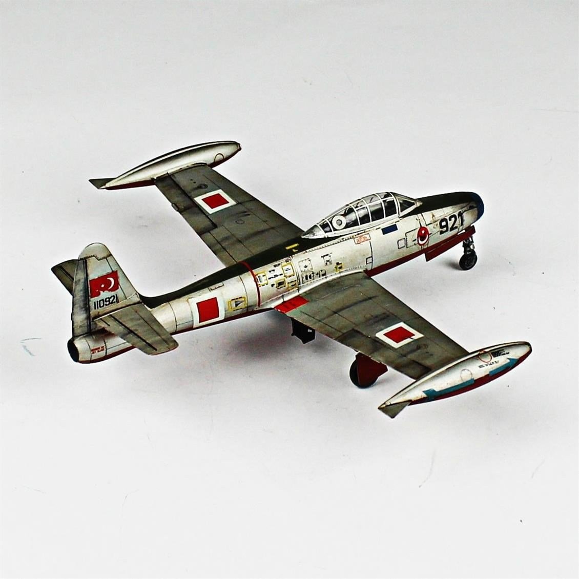 QD156 1/72 F-84G Sergilemeye Hazır Plastik Uçak Modeli