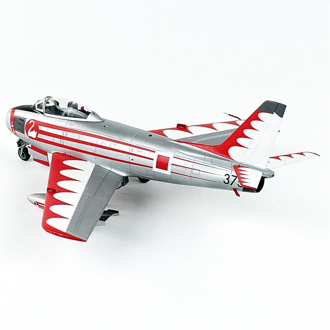 QD163 1/48 Ölçek, F-86E Sabre (Uçan Kuğular) Sergilemeye Hazır Plastik Savaş Uçağı Modeli