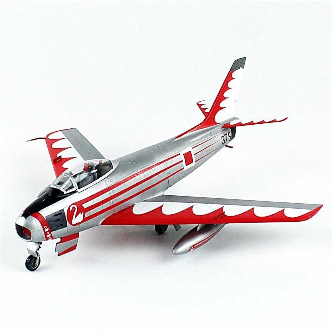 QD163 1/48 Ölçek, F-86E Sabre (Uçan Kuğular) Sergilemeye Hazır Plastik Savaş Uçağı Modeli