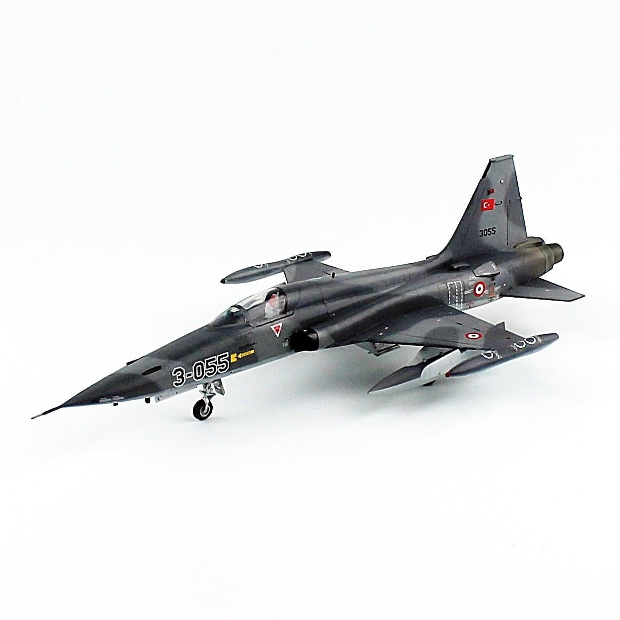 QD171 1/48 NF-5A Freedom Fighter 133.Filo, Zebra Şemalı Sergilemeye Hazır Plastik Uçak Modeli