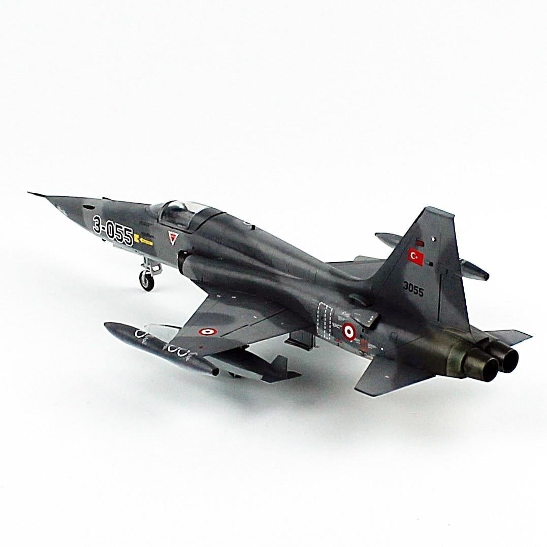 QD171 1/48 NF-5A Freedom Fighter 133.Filo, Zebra Şemalı Sergilemeye Hazır Plastik Uçak Modeli