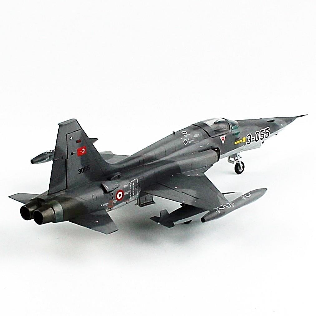 QD171 1/48 NF-5A Freedom Fighter 133.Filo, Zebra Şemalı Sergilemeye Hazır Plastik Uçak Modeli
