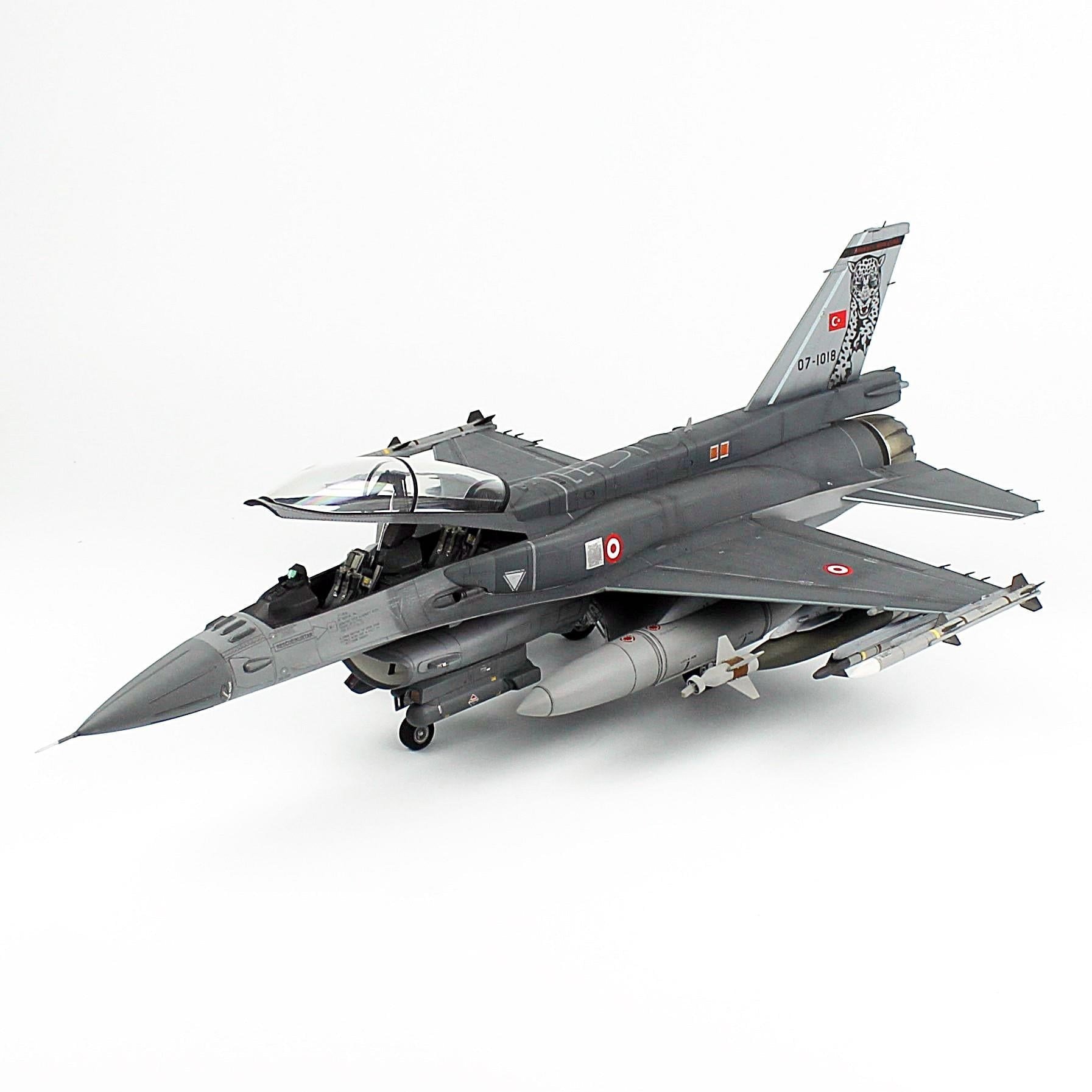 QD177 1/32 Ölçek, F-16D B50+ Pars Filo, Sergilemeye Hazır Savaşl Uçağı Modeli