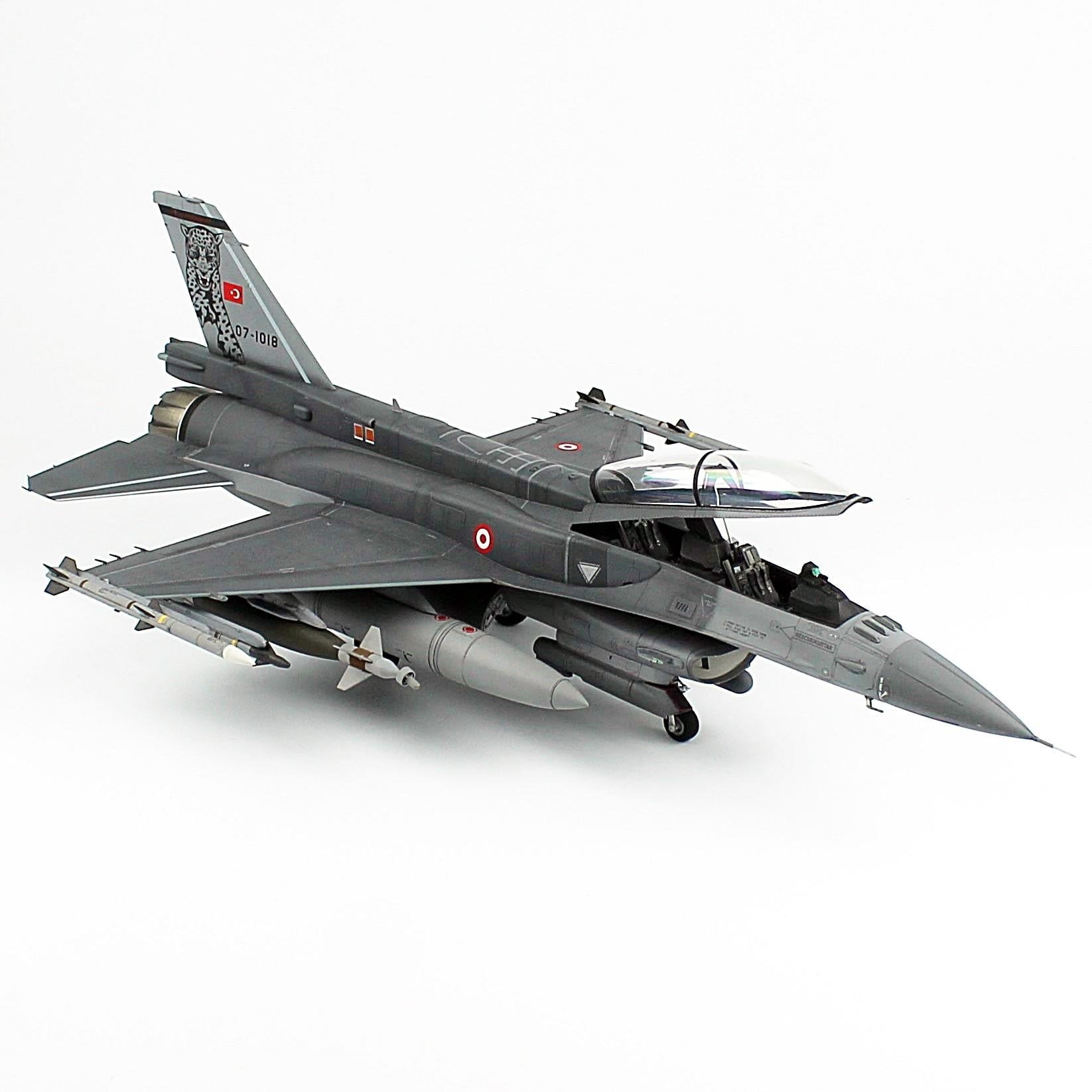 QD177 1/32 Ölçek, F-16D B50+ Pars Filo, Sergilemeye Hazır Savaşl Uçağı Modeli