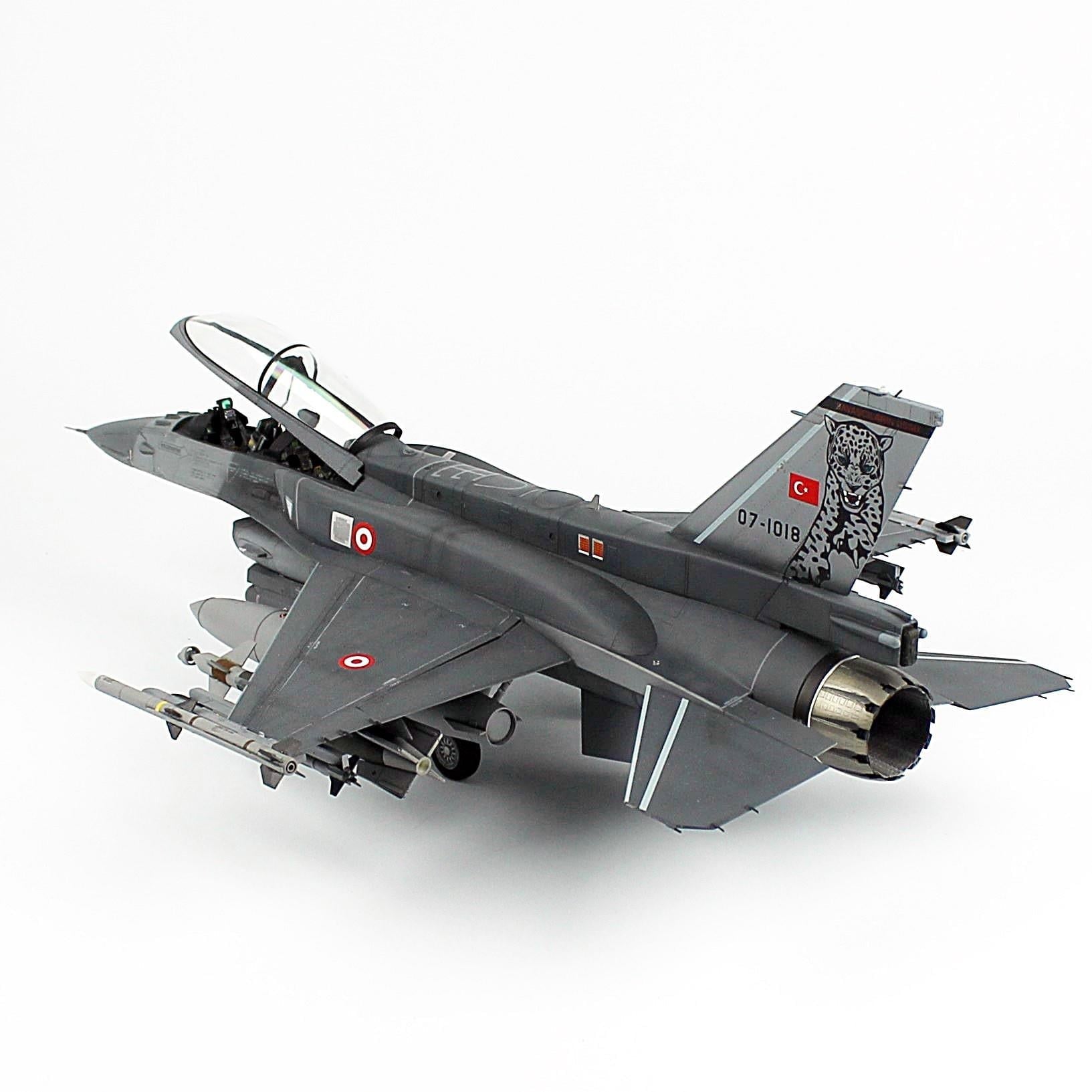 QD177 1/32 Ölçek, F-16D B50+ Pars Filo, Sergilemeye Hazır Savaşl Uçağı Modeli