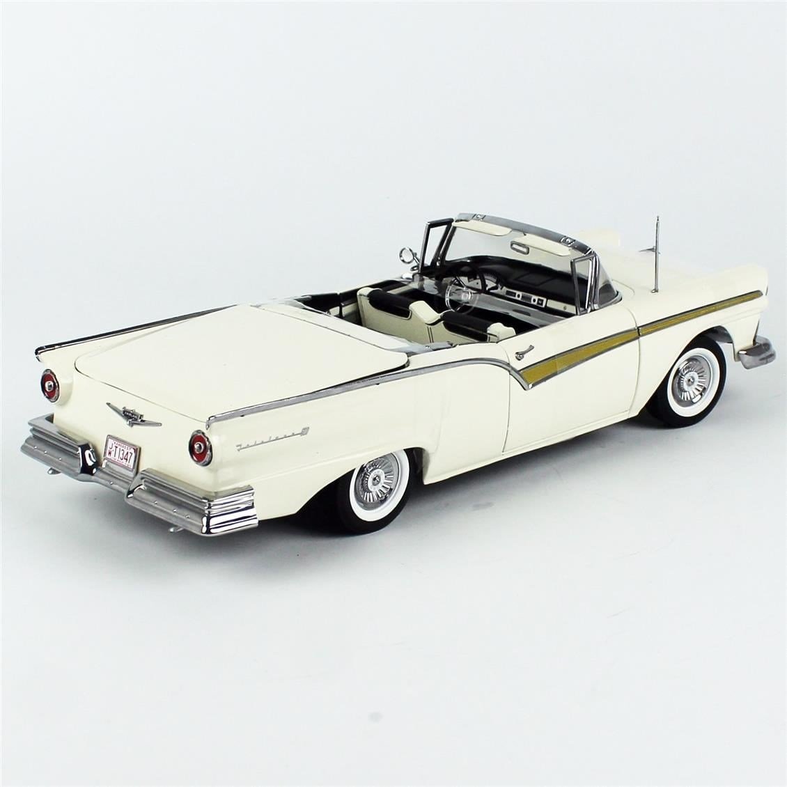 Sunstar 1346 1/18 Ölçek, 1957 Ford Fairlane 500 Skyliner, Beyaz, Sergilemeye Hazır Metal Araba Modeli