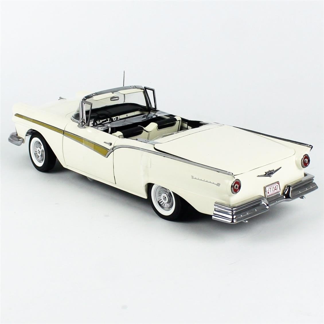 Sunstar 1346 1/18 Ölçek, 1957 Ford Fairlane 500 Skyliner, Beyaz, Sergilemeye Hazır Metal Araba Modeli