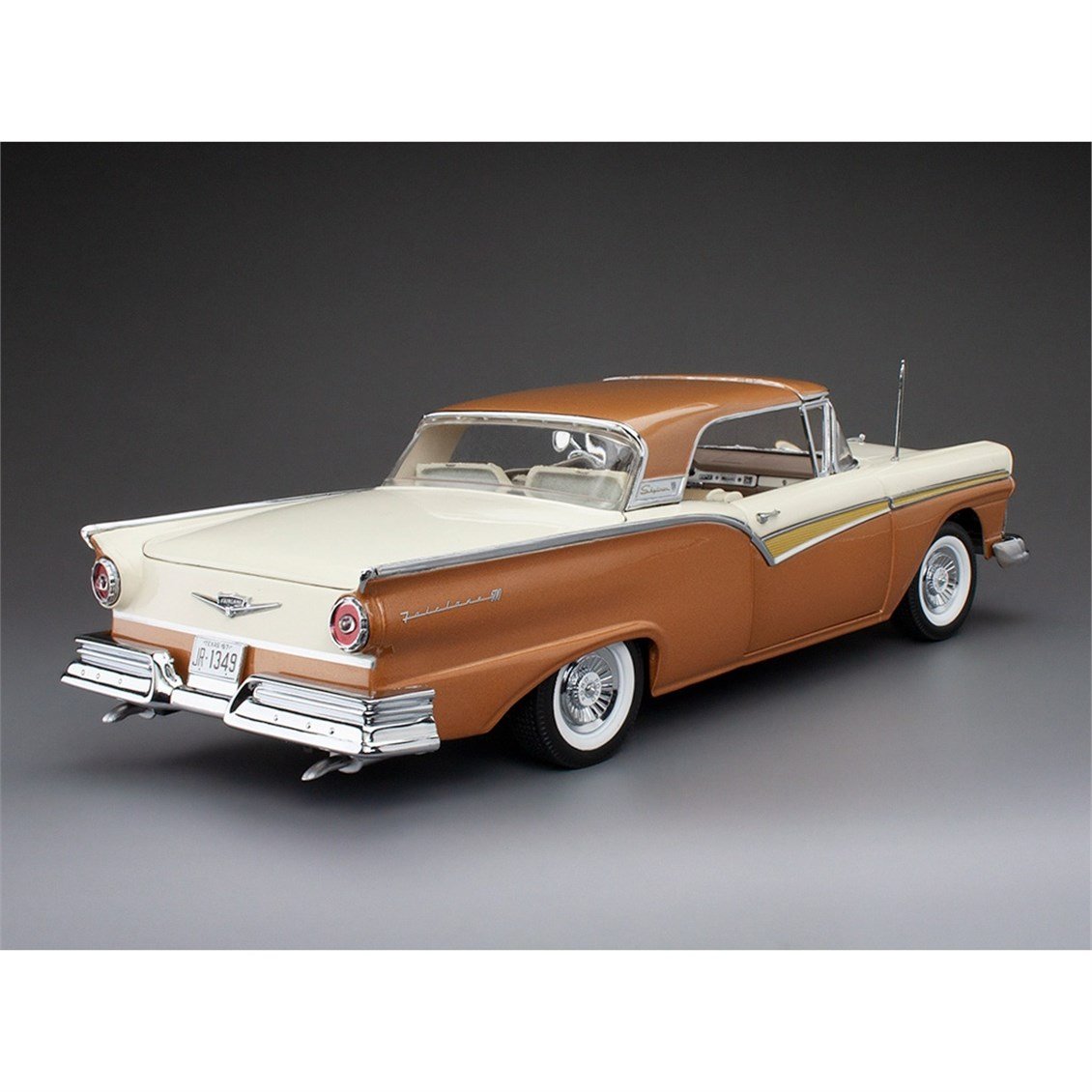 Sunstar 1349 1/18 Ölçek, 1957 Ford Fairlane 500 Skyliner, Doeskin Tan/Colonial White, Sergilemeye Hazır Metal Araba Modeli