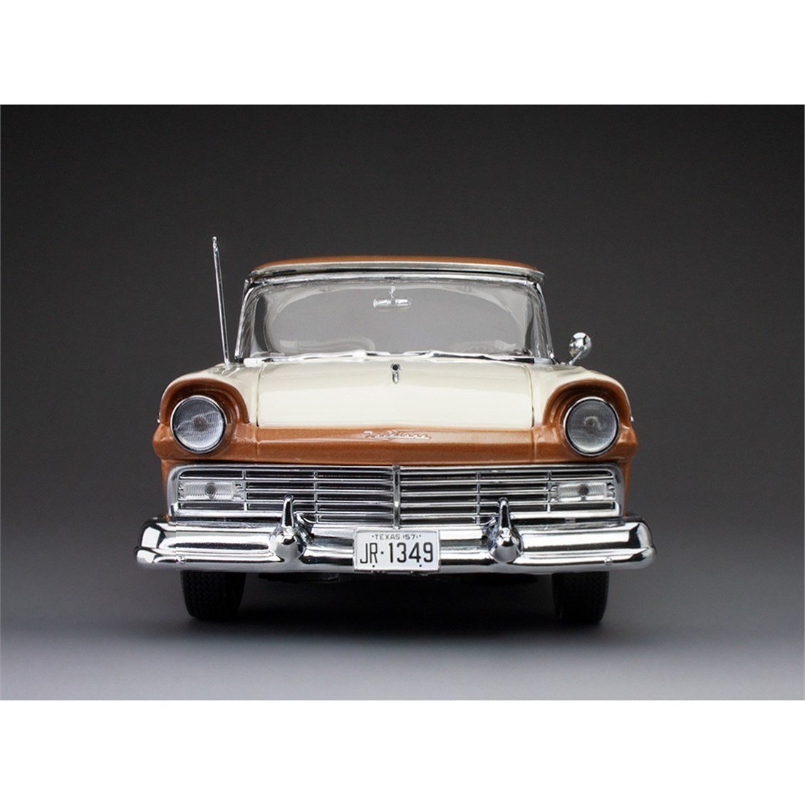 Sunstar 1349 1/18 Ölçek, 1957 Ford Fairlane 500 Skyliner, Doeskin Tan/Colonial White, Sergilemeye Hazır Metal Araba Modeli